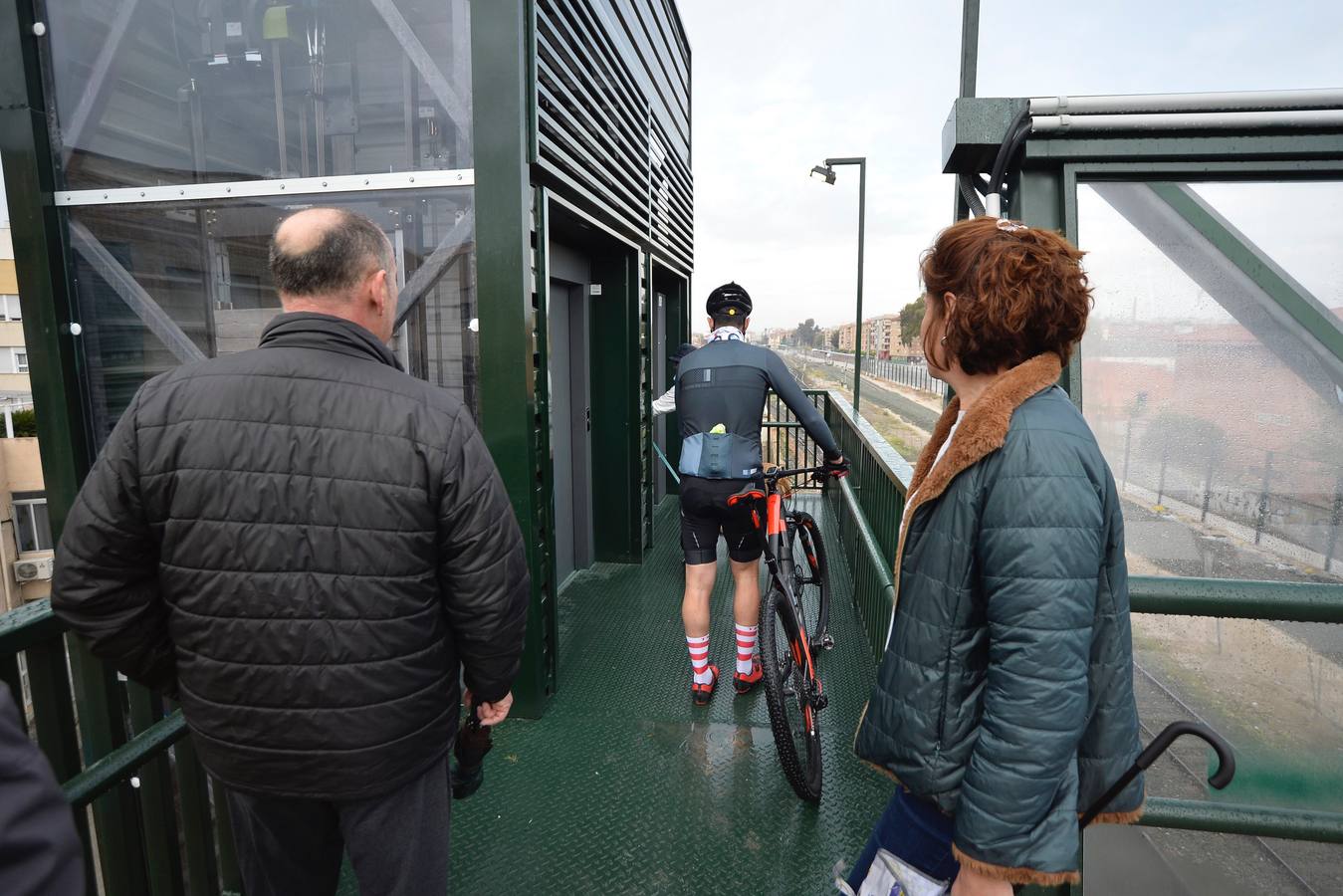 Los vecinos tienen que utilizar desde este martes la pasarela elevada instalada por Adif para cruzar a pie de un lado a otro de las vías