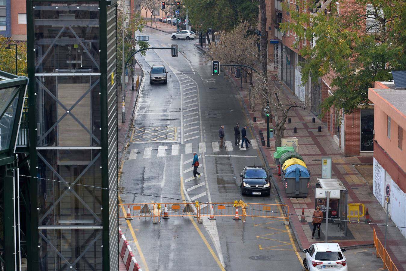 Los vecinos tienen que utilizar desde este martes la pasarela elevada instalada por Adif para cruzar a pie de un lado a otro de las vías