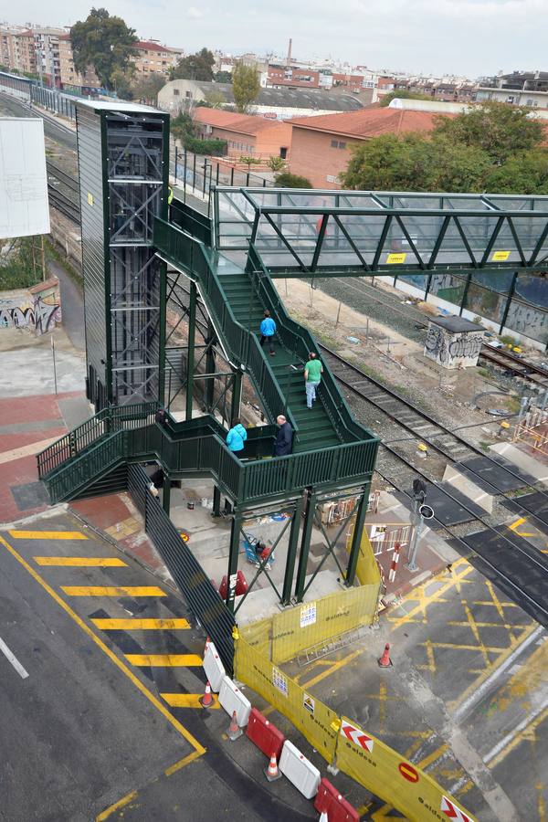 Los vecinos tienen que utilizar desde este martes la pasarela elevada instalada por Adif para cruzar a pie de un lado a otro de las vías