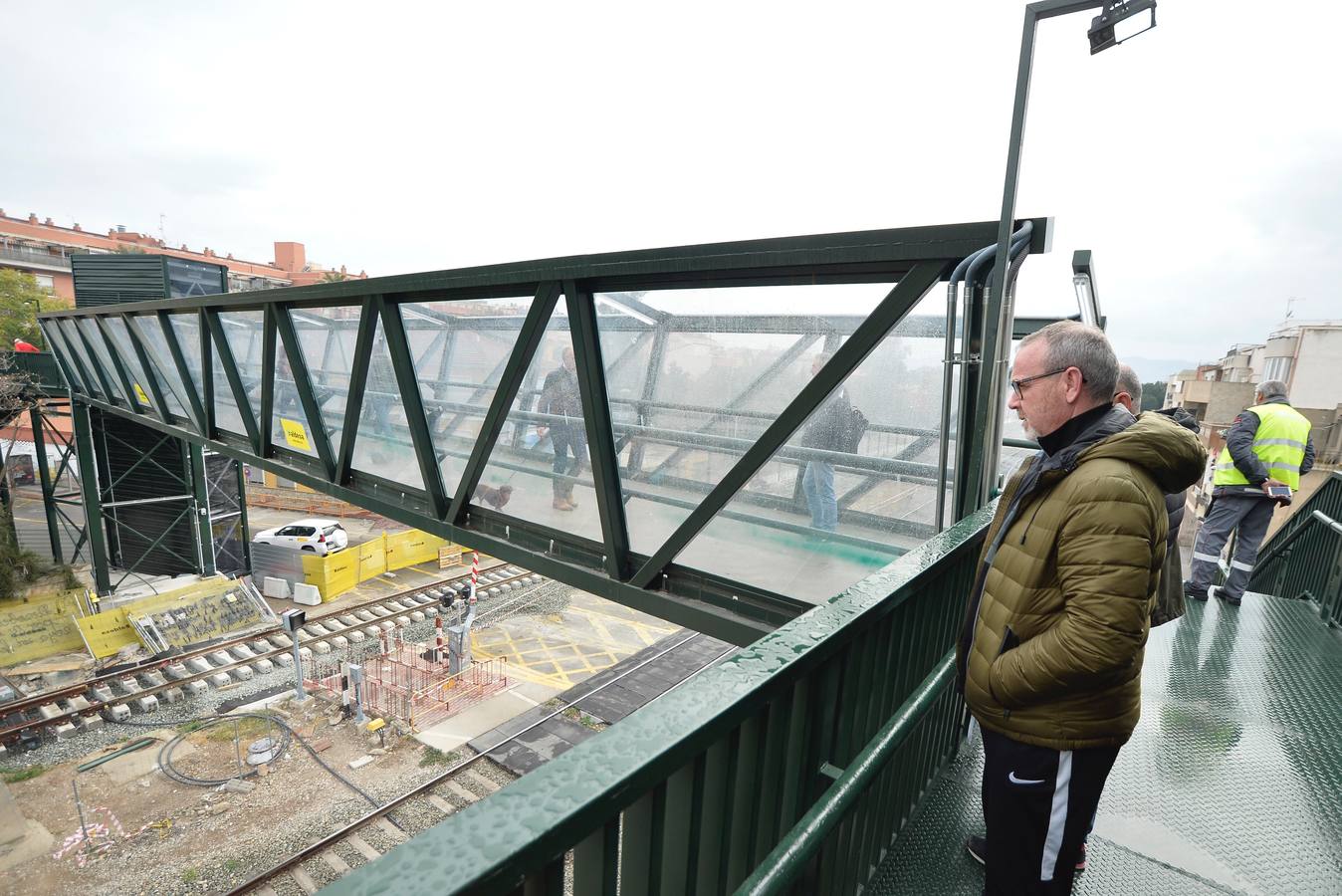 Los vecinos tienen que utilizar desde este martes la pasarela elevada instalada por Adif para cruzar a pie de un lado a otro de las vías