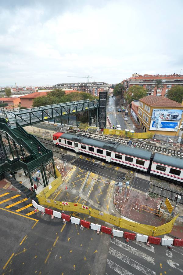 Los vecinos tienen que utilizar desde este martes la pasarela elevada instalada por Adif para cruzar a pie de un lado a otro de las vías