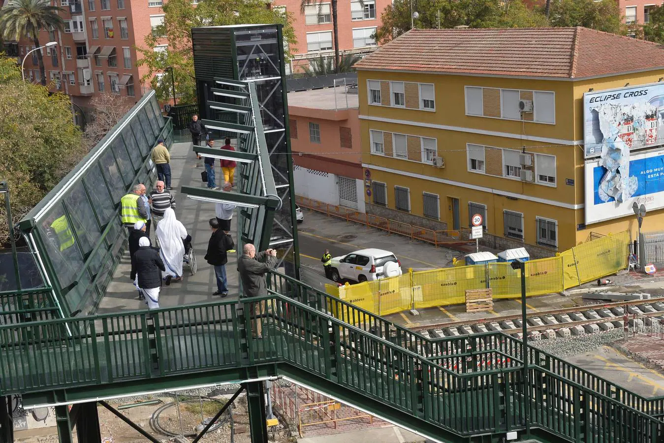 Los vecinos tienen que utilizar desde este martes la pasarela elevada instalada por Adif para cruzar a pie de un lado a otro de las vías