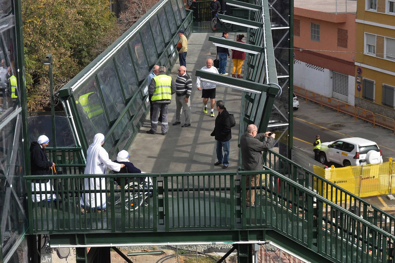 Los vecinos tienen que utilizar desde este martes la pasarela elevada instalada por Adif para cruzar a pie de un lado a otro de las vías