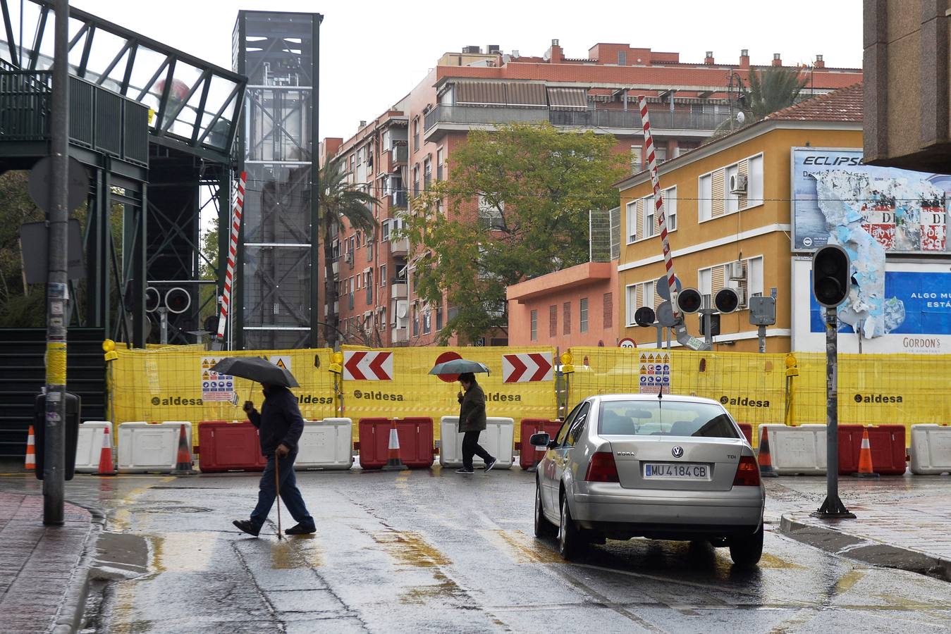 Los vecinos tienen que utilizar desde este martes la pasarela elevada instalada por Adif para cruzar a pie de un lado a otro de las vías