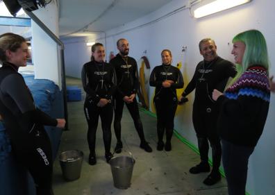 Imagen secundaria 1 - 'Kylu', recién nacido, nada junto a su madre 'Yulka' en su acuario del Oceanigràfic. | La investigadora Audra Ames, a la derecha, charla con el equipo de cuidadores y entrenadores de 'Kylu'. | Ames muestra el 'software' usado para analizar los sonidos. 