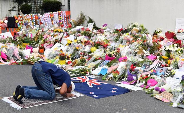 Un devoto musulmán reza en un monumento improvisado en la mezquita de Al Noor en Deans Rd., Christchurch (Nueva Zelanda).