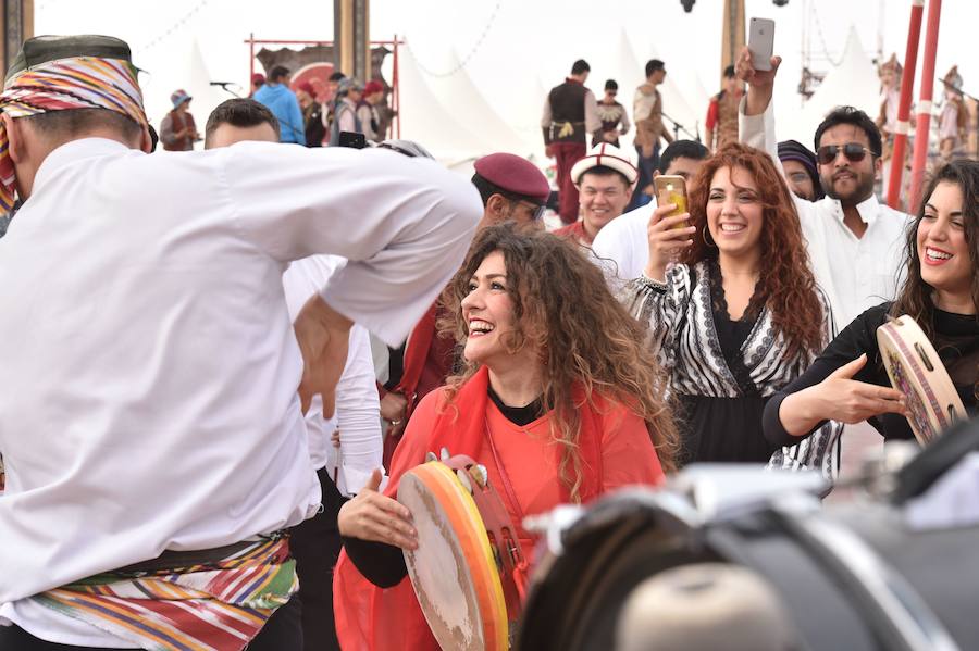 Los bailarines kirguisos se presentan en un evento que reúne a beduinos y nómadas de todo el mundo como parte del Festival anual del Camello del Rey Abdulaziz en el desierto de Rumah, al noreste de la capital saudí, Riad
