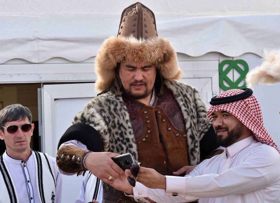 Los bailarines kirguisos se presentan en un evento que reúne a beduinos y nómadas de todo el mundo como parte del Festival anual del Camello del Rey Abdulaziz en el desierto de Rumah, al noreste de la capital saudí, Riad