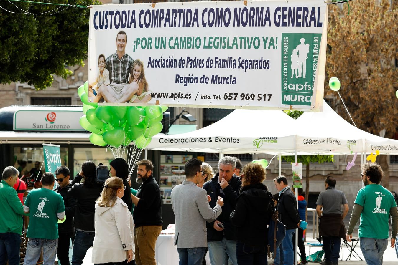La Asociación de Padres de Familia Separados (Apfs) organizó una jornada festiva y reivindicativa en la plaza de Santo Domingo de 