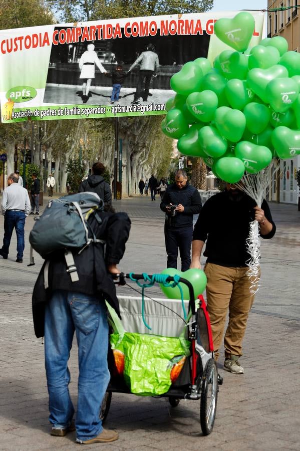 La Asociación de Padres de Familia Separados (Apfs) organizó una jornada festiva y reivindicativa en la plaza de Santo Domingo de 