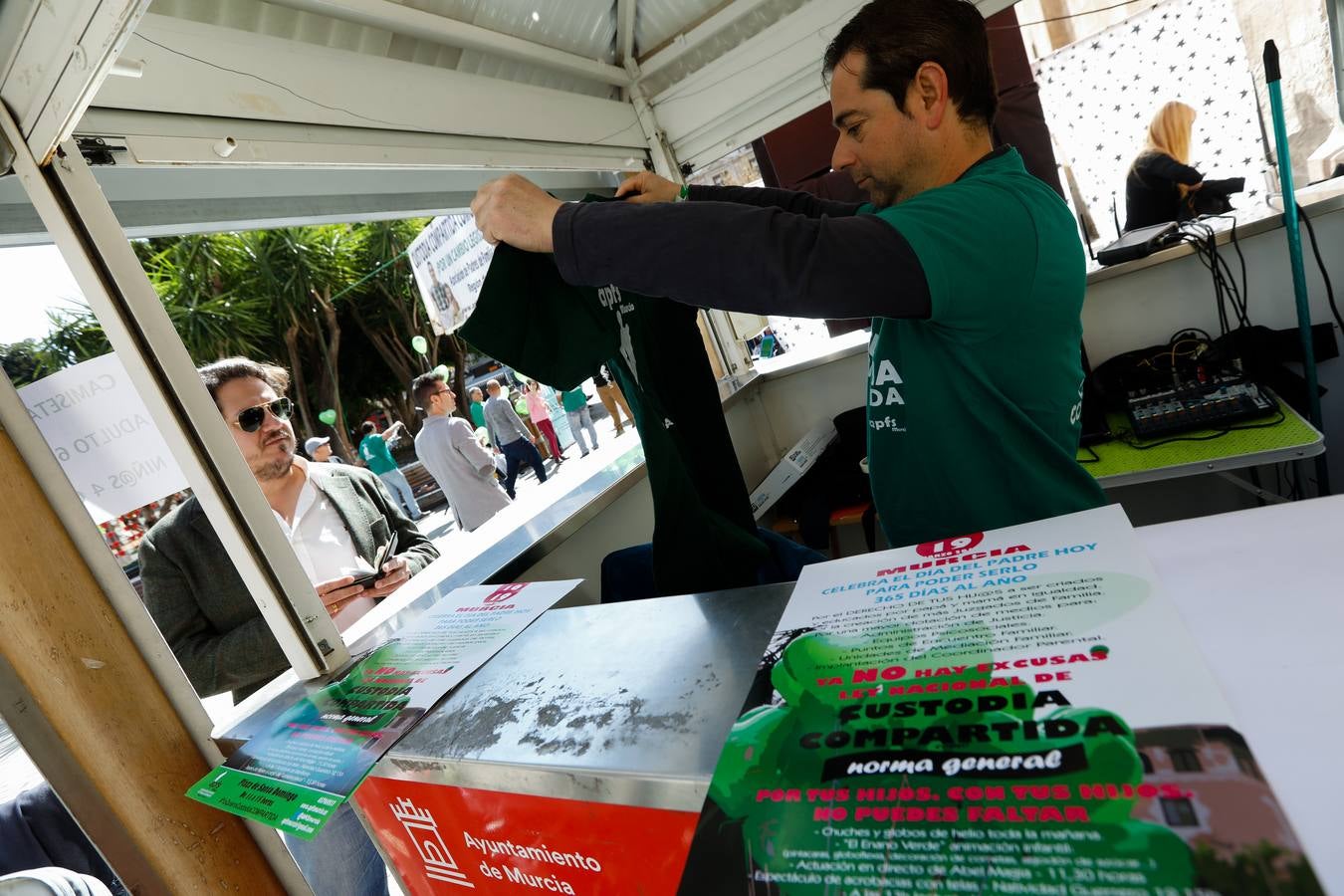 La Asociación de Padres de Familia Separados (Apfs) organizó una jornada festiva y reivindicativa en la plaza de Santo Domingo de 