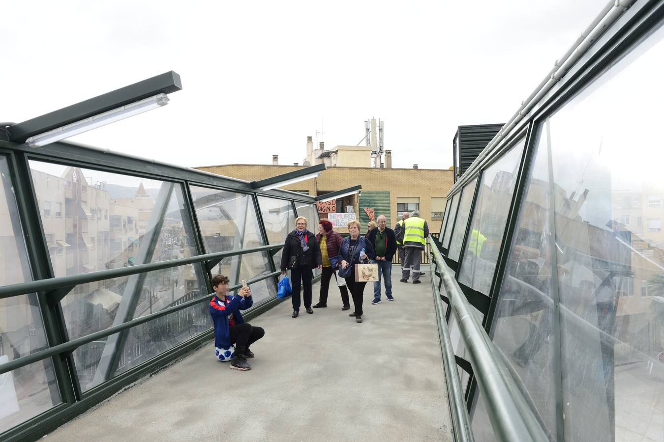 Los vecinos tendrán que utilizar la pasarela elevada, que Adif habilitó el domingo y que algunos ciudadanos ya han estrenado.