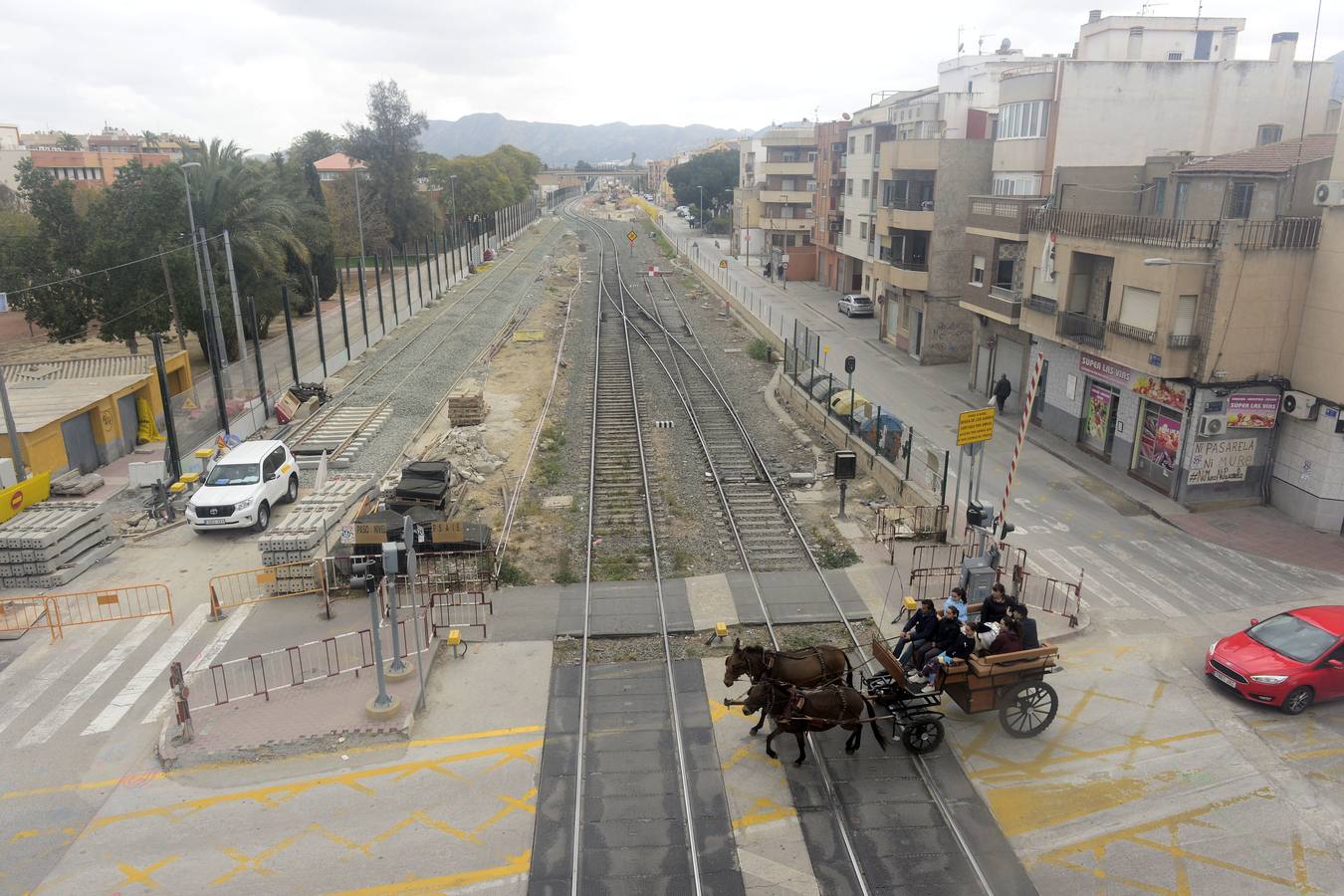 Los vecinos tendrán que utilizar la pasarela elevada, que Adif habilitó el domingo y que algunos ciudadanos ya han estrenado.