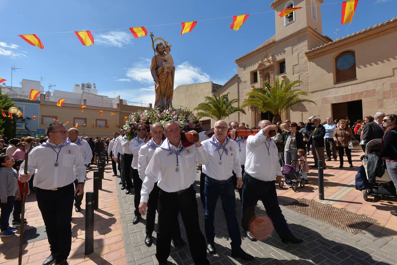 Después de diez días repletos de actividades festivas, conciertos, feria, chiringuitos y también conferencias, competiciones deportivas y exhibiciones de danza, el barrio de San José dio por concluidas anoche sus fiestas patronales con la quema de la falla.