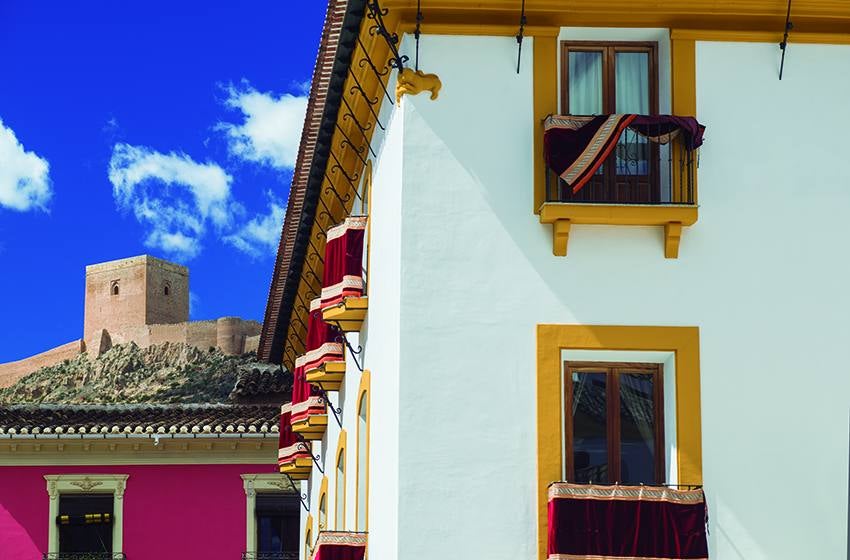 José Luis Montero, Paco Nadal y Joaquín Zamora retratan los mejores paisajes, monumentos y fiestas en el libro 'Sin prisas', editado por el Instituto de Turismo