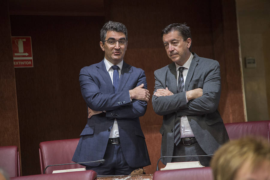 Los taxistas temen un desembarco de empresas de vehículos con conductor en Semana Santa y Fiestas de Primavera