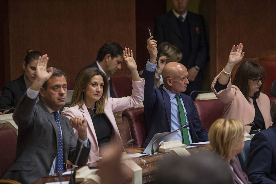 Los taxistas temen un desembarco de empresas de vehículos con conductor en Semana Santa y Fiestas de Primavera
