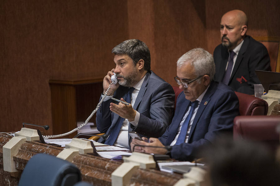 Los taxistas temen un desembarco de empresas de vehículos con conductor en Semana Santa y Fiestas de Primavera