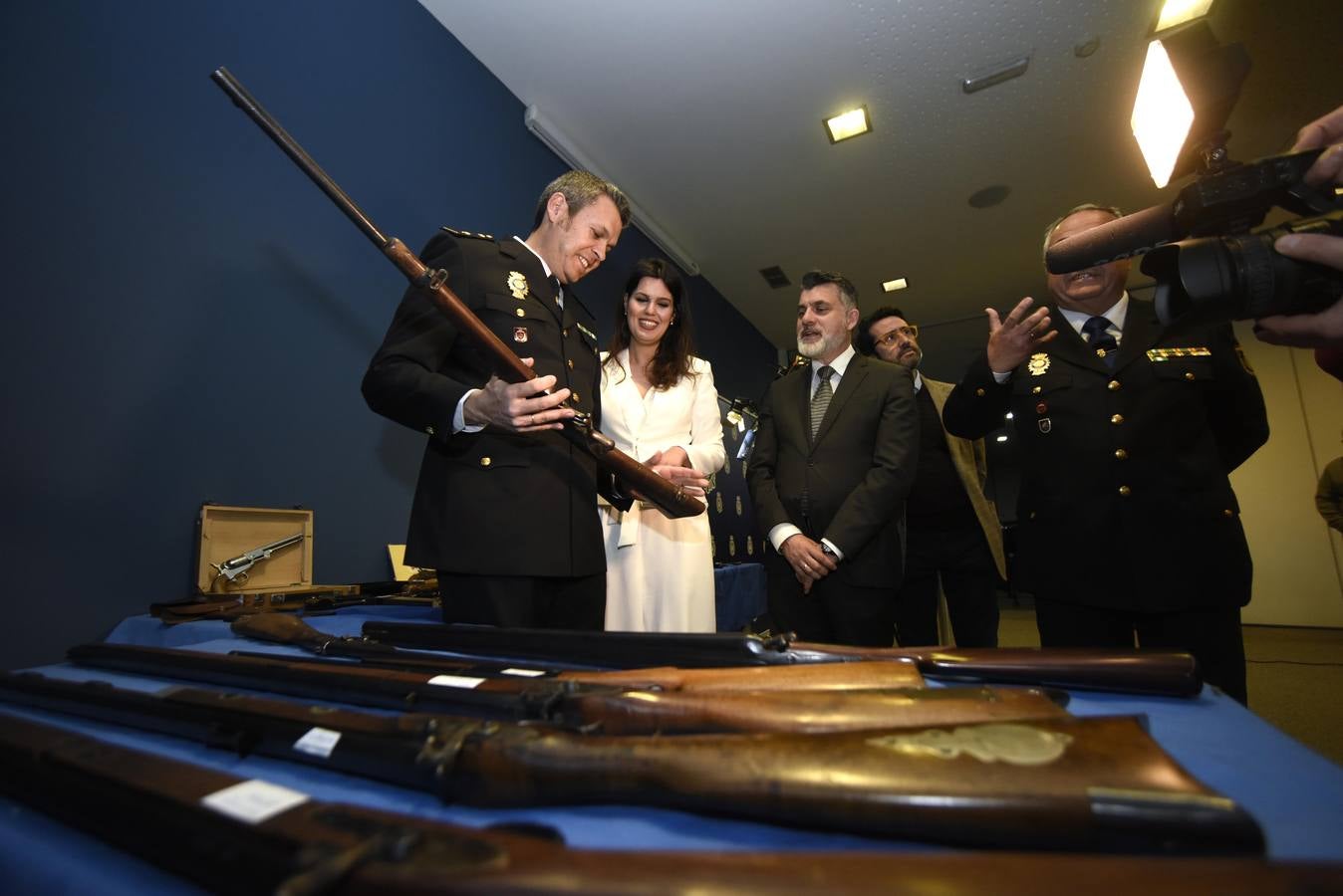 La mayoría de las pistolas tenían su cargador con munición y cartucho en recámara, preparadas para su uso. Una de las piezas más valiosas es la Máuser C-96, producida desde 1896 hasta 1937 en Alemania y que se usó por primera vez durante la Guerra Bóer en Sudáfrica