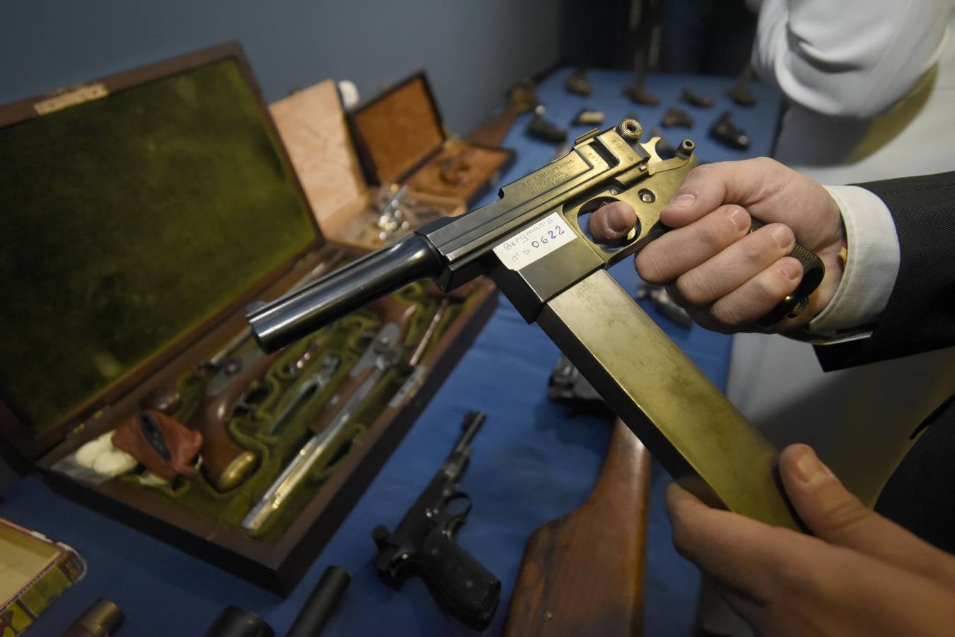 La mayoría de las pistolas tenían su cargador con munición y cartucho en recámara, preparadas para su uso. Una de las piezas más valiosas es la Máuser C-96, producida desde 1896 hasta 1937 en Alemania y que se usó por primera vez durante la Guerra Bóer en Sudáfrica