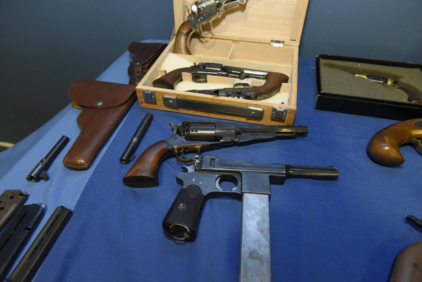 La mayoría de las pistolas tenían su cargador con munición y cartucho en recámara, preparadas para su uso. Una de las piezas más valiosas es la Máuser C-96, producida desde 1896 hasta 1937 en Alemania y que se usó por primera vez durante la Guerra Bóer en Sudáfrica