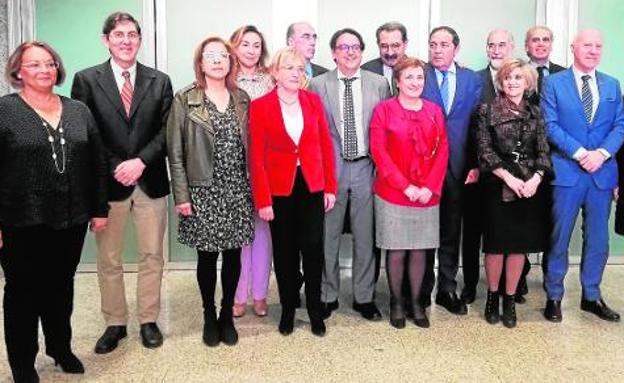 Manuel Villegas (segundo por la izquierda), ayer en Madrid, con la ministra Luisa Carcedo y el resto de consejeros. 