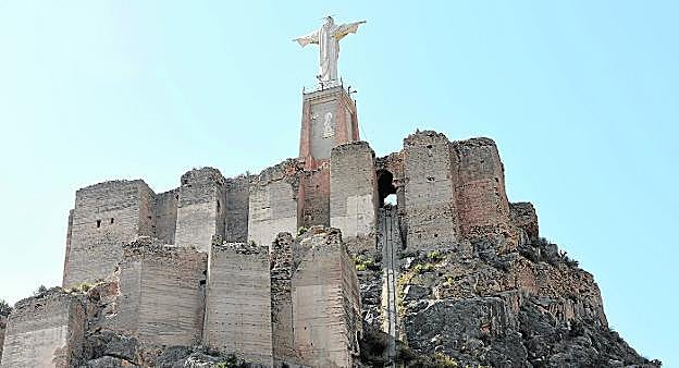 Restos que se conservan del Castillo de Monteagudo, que data del siglo XI, con la escultura del Sagrado Corazón de Jesús en su cima. 