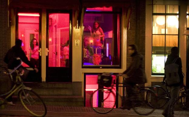 Dos prostitutas se muestran en el barrio rojo de Ámsterdam. 