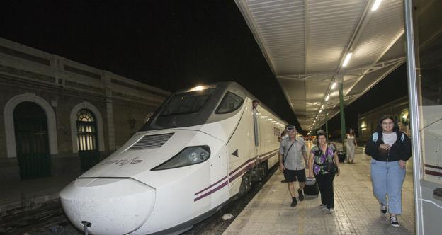 Varios viajeros bajan del tren híbrido en la estación de Cartagena. 