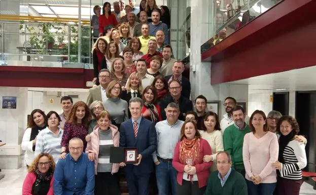 José Antonio Morales, director provincial del SEPE, sostiene el premio rodeado de todos los trabajadores de la delegación que opera en Murcia.