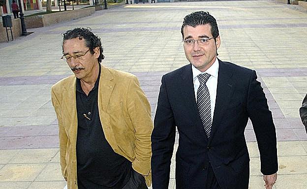 Daniel García Madrid, a la derecha, junto al letrado José Pardo Geijo, llegando al Consistorio pachequero en 2008. 
