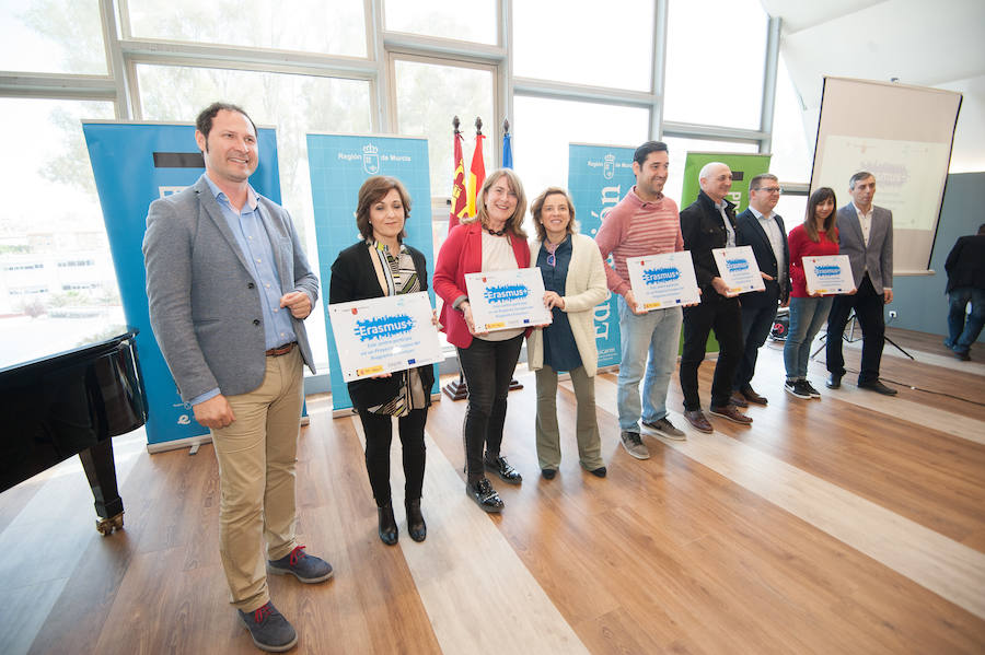 La consejera de Educación entrega 80 placas de reconocimiento a los participantes y 40 trofeos a los centros de excelencia inscritos en el programa desde hace cuatro años