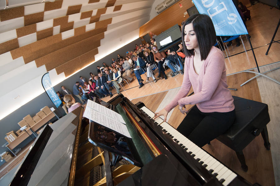 La consejera de Educación entrega 80 placas de reconocimiento a los participantes y 40 trofeos a los centros de excelencia inscritos en el programa desde hace cuatro años