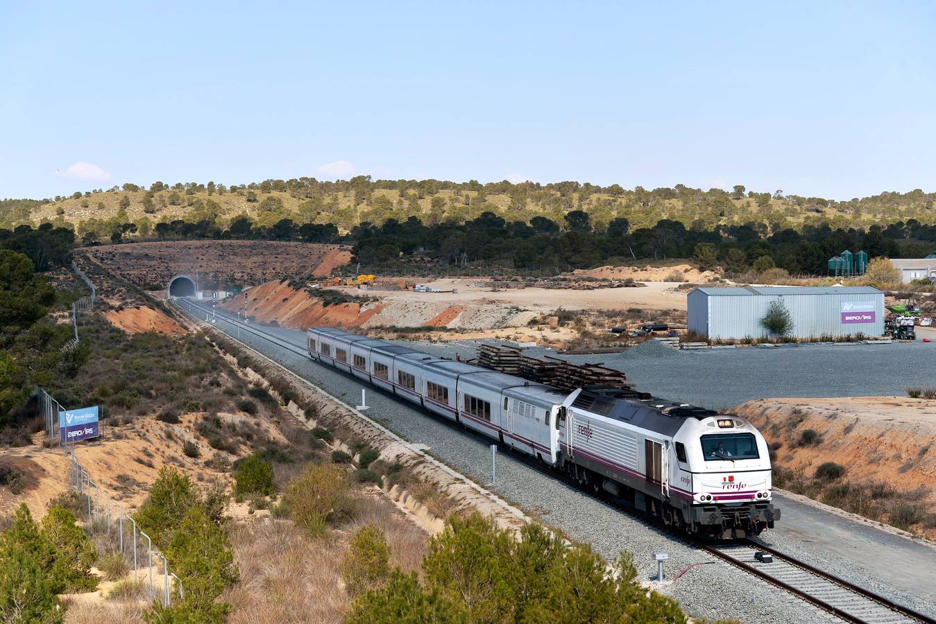La variante ferroviaria de Camarillas, una de las infraestructuras más demandadas por la Región de Murcia, se estrenó ayer sin brillo institucional con el primer tren Altaria procedente de Madrid.