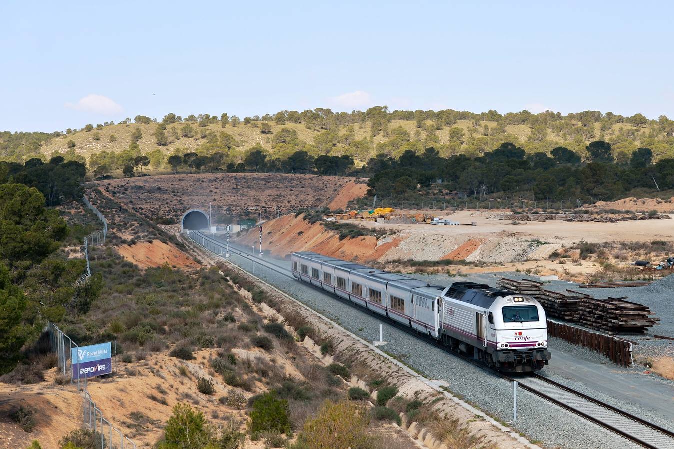 La variante ferroviaria de Camarillas, una de las infraestructuras más demandadas por la Región de Murcia, se estrenó ayer sin brillo institucional con el primer tren Altaria procedente de Madrid.