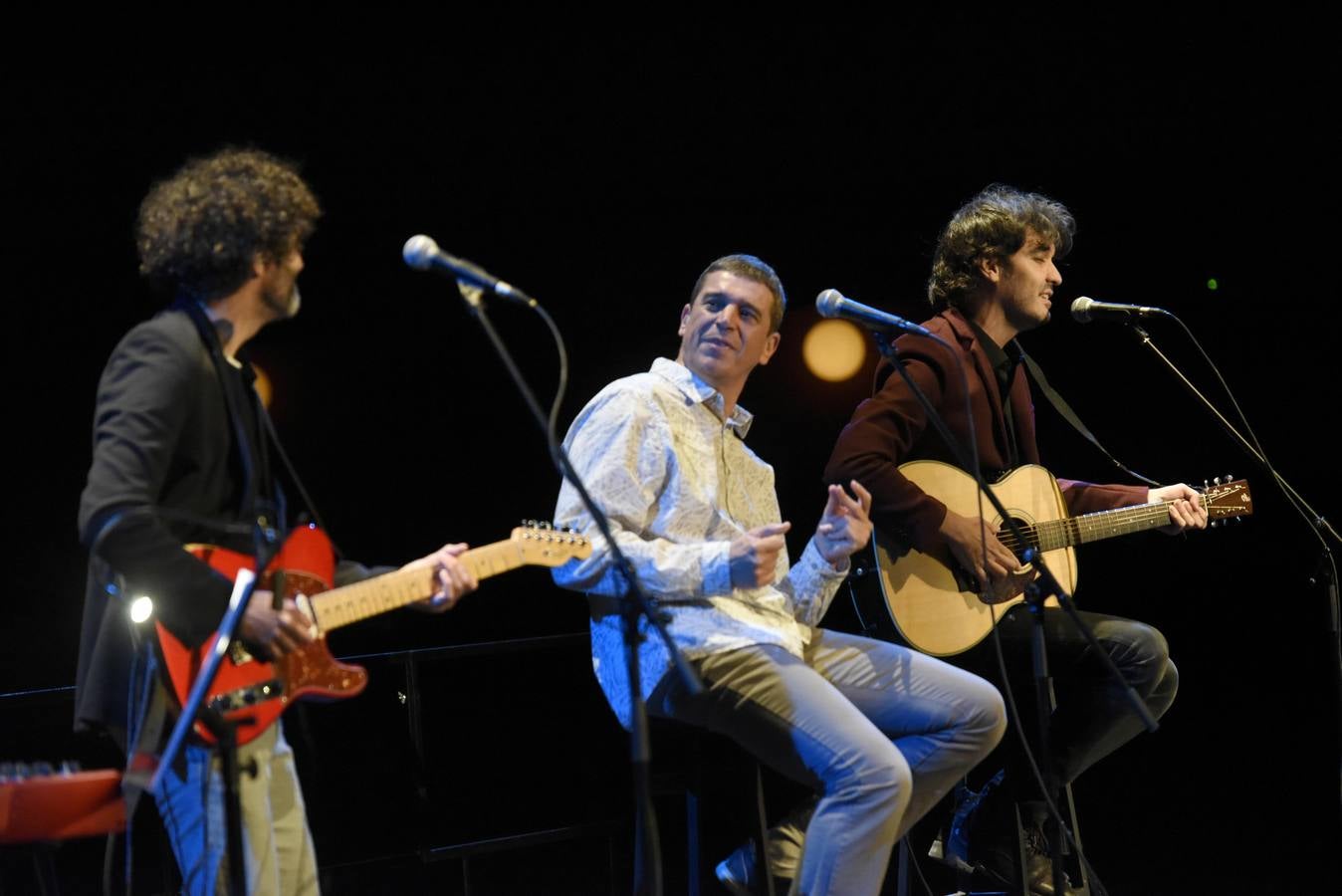 «Un concierto íntimo y original, producto de la amistad entre los tres». Así definió Javier Ojeda, el cantante de Danza Invisible, el singular directo que ofrecieron el jueves en el TCM Miguel Rivera (Maga), el propio Ojeda y el murciano Sean Frutos (Second), bajo el epígrafe de 'Sin aliento', coreada canción que puso el punto final.