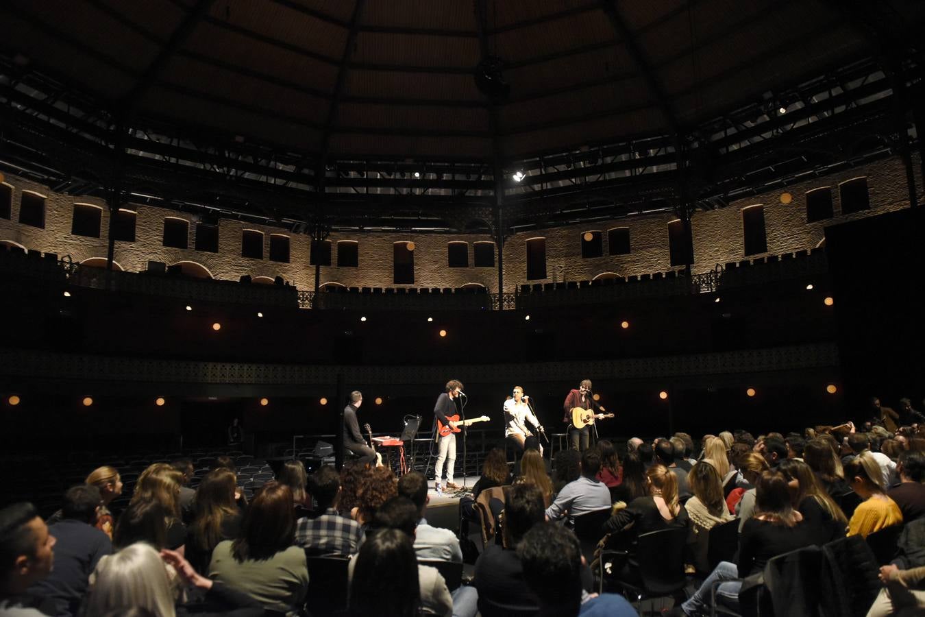 «Un concierto íntimo y original, producto de la amistad entre los tres». Así definió Javier Ojeda, el cantante de Danza Invisible, el singular directo que ofrecieron el jueves en el TCM Miguel Rivera (Maga), el propio Ojeda y el murciano Sean Frutos (Second), bajo el epígrafe de 'Sin aliento', coreada canción que puso el punto final.