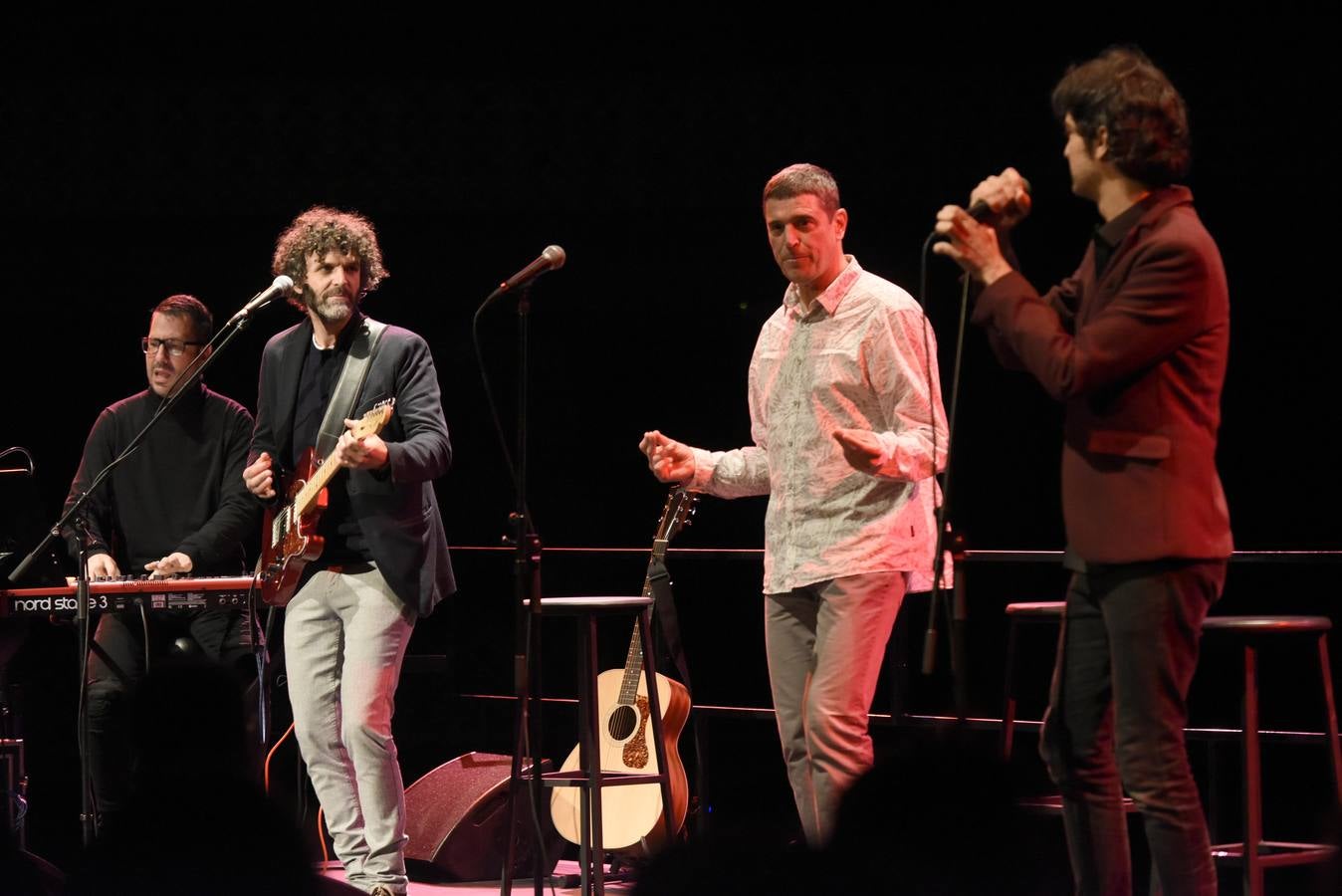 «Un concierto íntimo y original, producto de la amistad entre los tres». Así definió Javier Ojeda, el cantante de Danza Invisible, el singular directo que ofrecieron el jueves en el TCM Miguel Rivera (Maga), el propio Ojeda y el murciano Sean Frutos (Second), bajo el epígrafe de 'Sin aliento', coreada canción que puso el punto final.