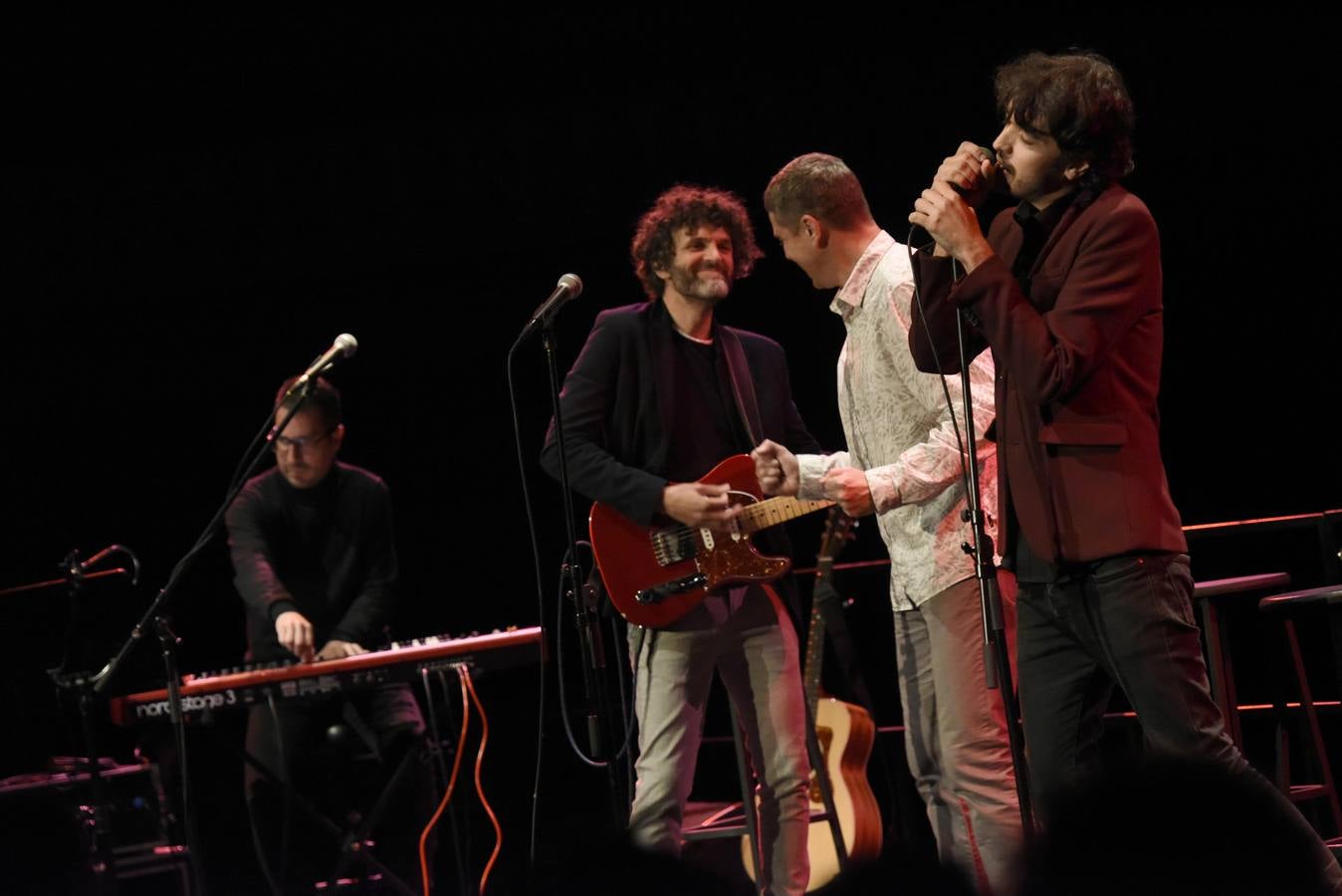 «Un concierto íntimo y original, producto de la amistad entre los tres». Así definió Javier Ojeda, el cantante de Danza Invisible, el singular directo que ofrecieron el jueves en el TCM Miguel Rivera (Maga), el propio Ojeda y el murciano Sean Frutos (Second), bajo el epígrafe de 'Sin aliento', coreada canción que puso el punto final.