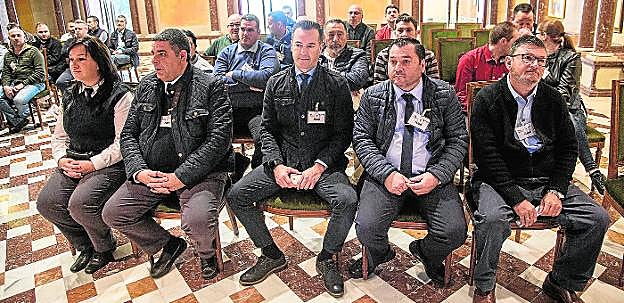 Representantes de las asociaciones de taxistas de la Región, ayer, en la Asamblea Regional. 