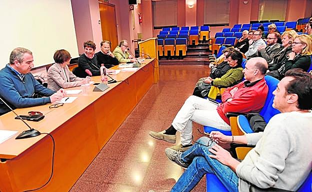 Los participantes en la mesa de debate, ayer, en la UMU. 