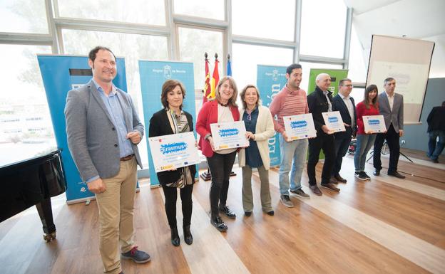 La consejera de Educación, Juventud y Deportes, Adela Martínez-Cachá, entrega las placas y trofeos a los centros de excelencia por tener aprobado más de un proyecto.