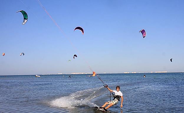 Kite surf en aguas del Mar Menor.