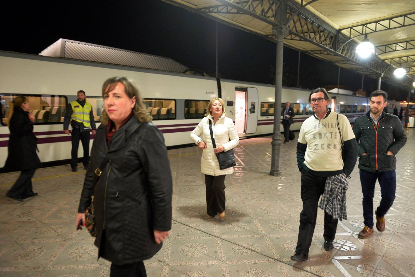 La variante ferroviaria de Camarillas, una de las infraestructuras más demandadas por la Región de Murcia, se estrenó ayer sin brillo institucional con el primer tren Altaria procedente de Madri.