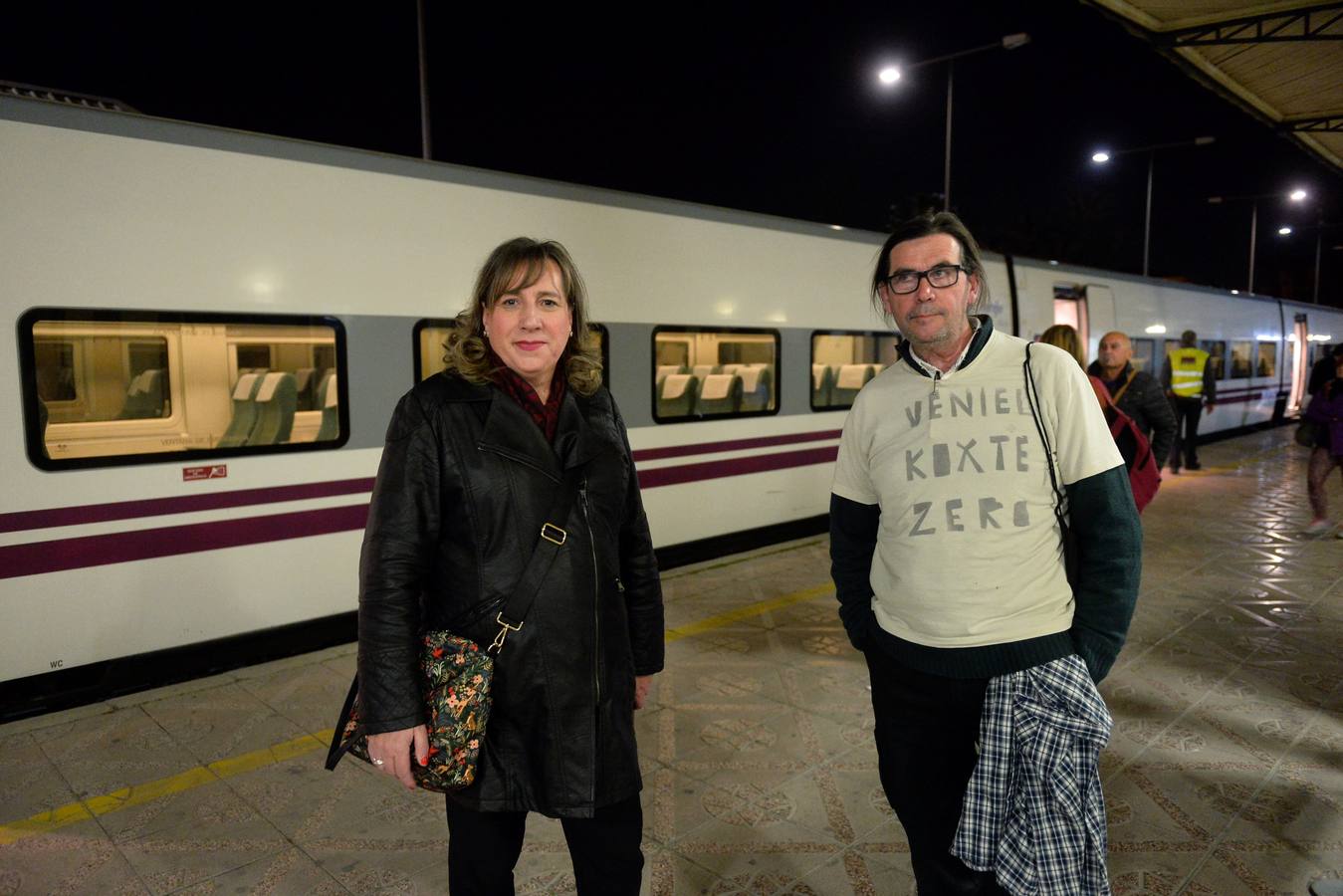 La variante ferroviaria de Camarillas, una de las infraestructuras más demandadas por la Región de Murcia, se estrenó ayer sin brillo institucional con el primer tren Altaria procedente de Madri.