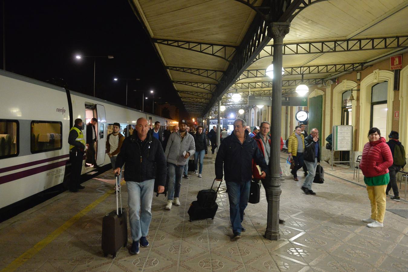 La variante ferroviaria de Camarillas, una de las infraestructuras más demandadas por la Región de Murcia, se estrenó ayer sin brillo institucional con el primer tren Altaria procedente de Madri.