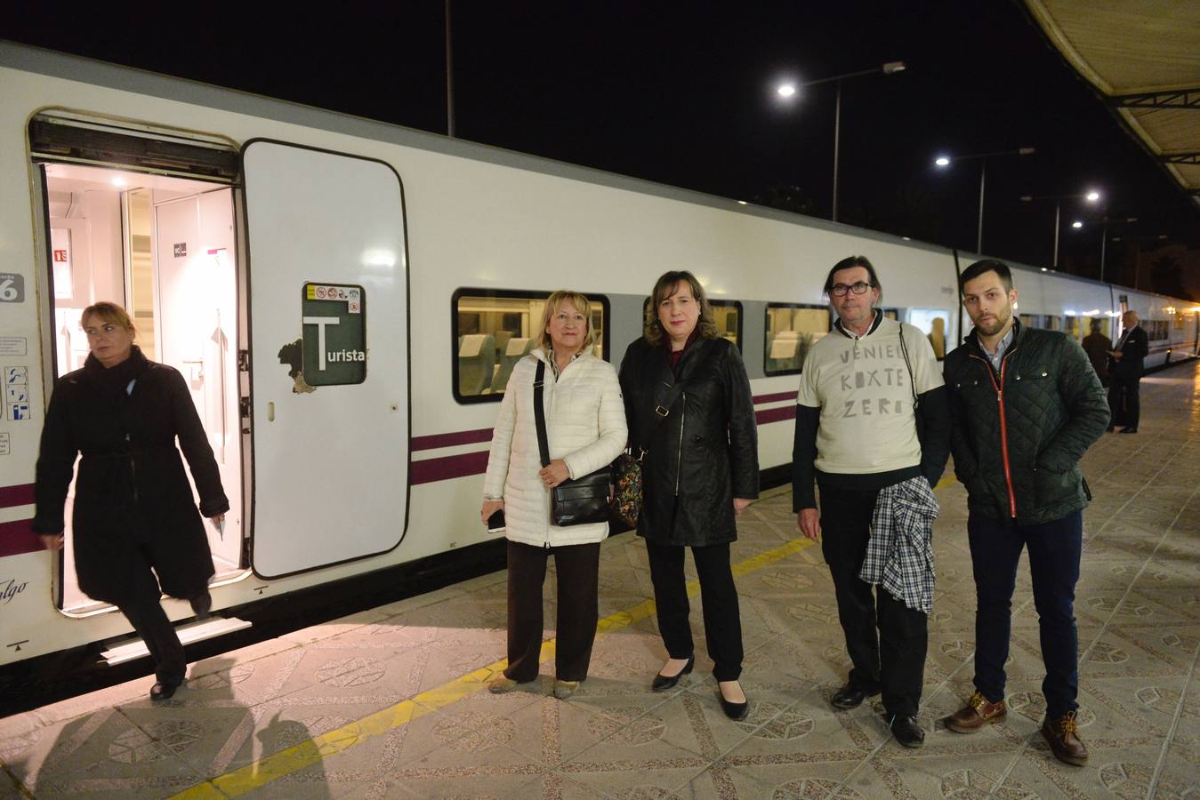 La variante ferroviaria de Camarillas, una de las infraestructuras más demandadas por la Región de Murcia, se estrenó ayer sin brillo institucional con el primer tren Altaria procedente de Madri.