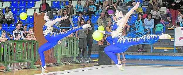 Dos chicas hacen un ejercico de coreografía en el parqué del Pabellón Central. 