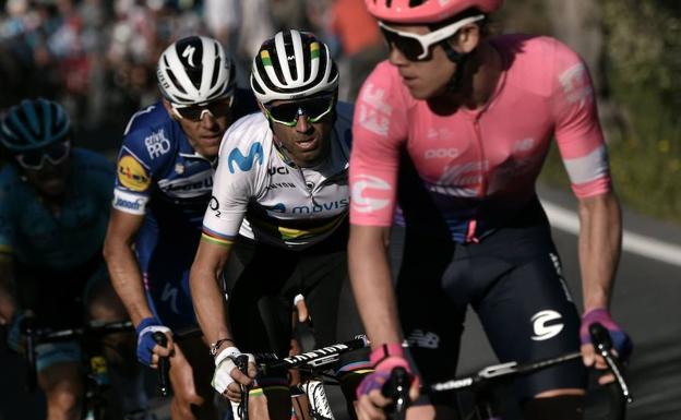 Alejandro Valverde con el pelotón en el ascenso de Cipressa.