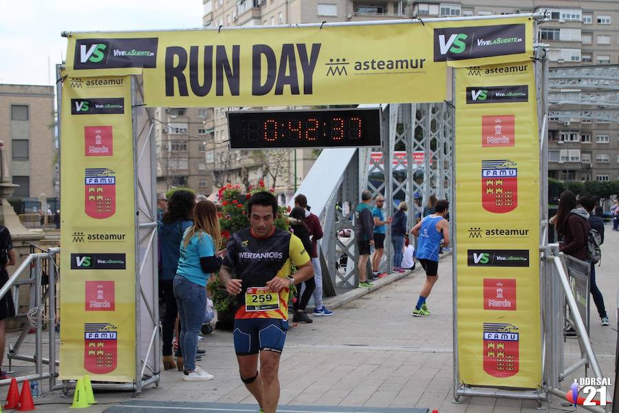 Francisco Pastor gana la prueba con un tiempo de 33:35 minutos en los 10 kilómetros, imponiéndose en féminas Saray Paredes con una marca de 42:15